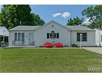 2400 Hawthorne Manor Dr photo 1