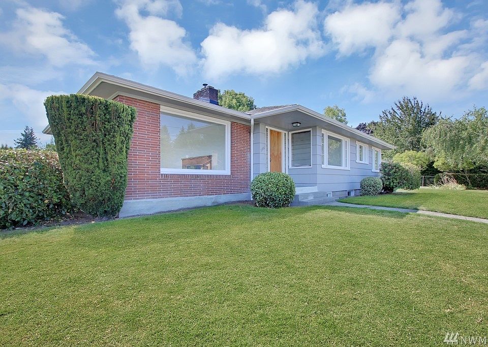 New Exterior Paint & Gutters!