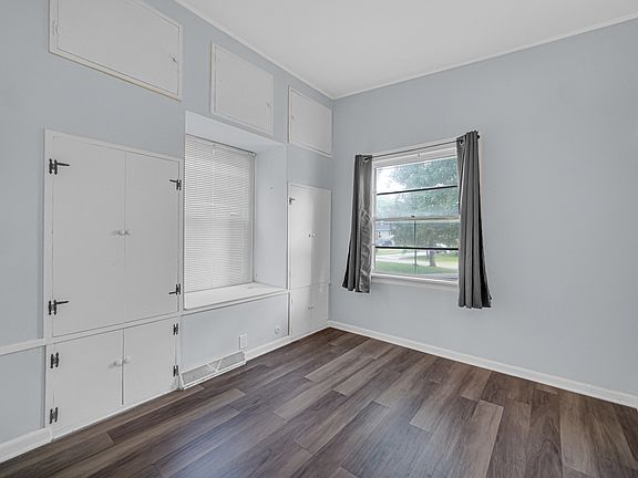 3rd image of 909 Pershing Dr