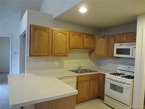 3rd image of 29467 Meadow Ln