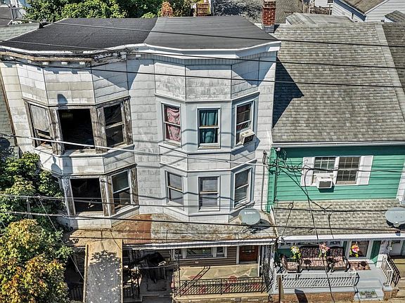 2nd image of 209 W Cherry St