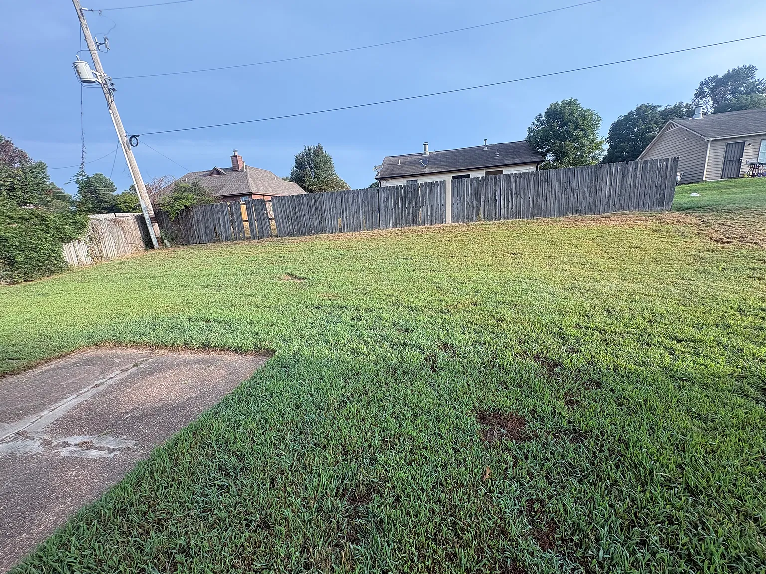 Charming 3 Bedroom 2 Bathroom Home — Photo 2