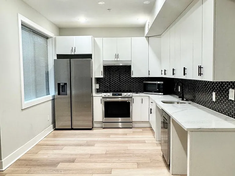 Gorgeous New Diamond St Construction Boasting Luxury Finishes — Photo 24