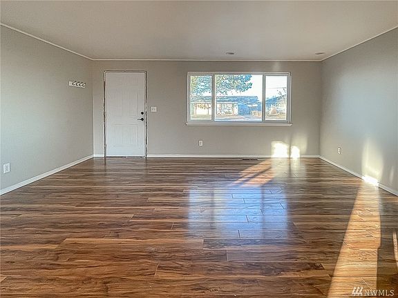 3rd image of 535 Sharon Ave E