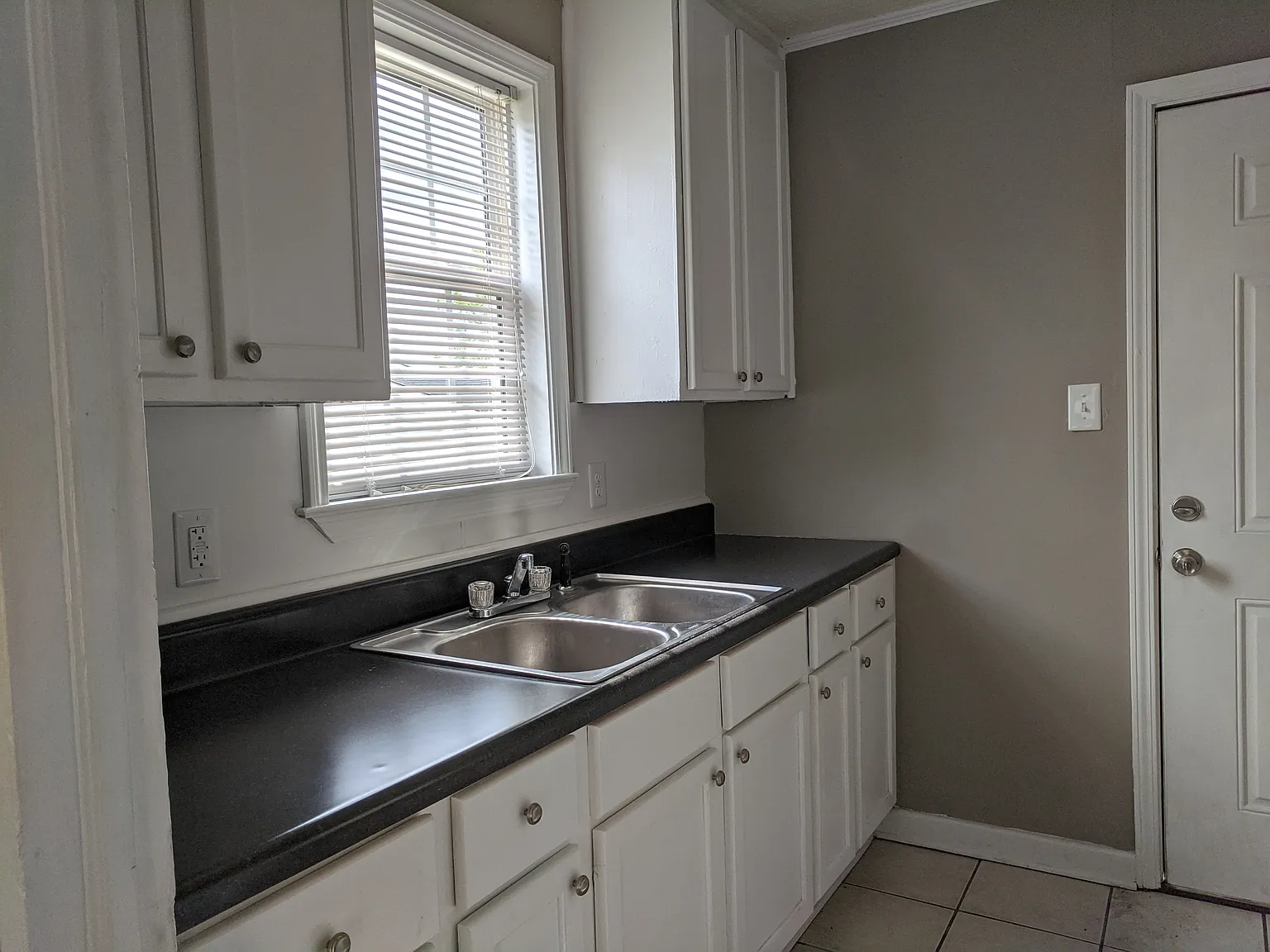 3 bed, 900 sqft, $1,025 — Photo 3