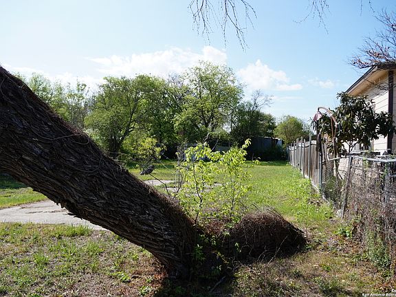 3rd image of 410 Riverdale Dr