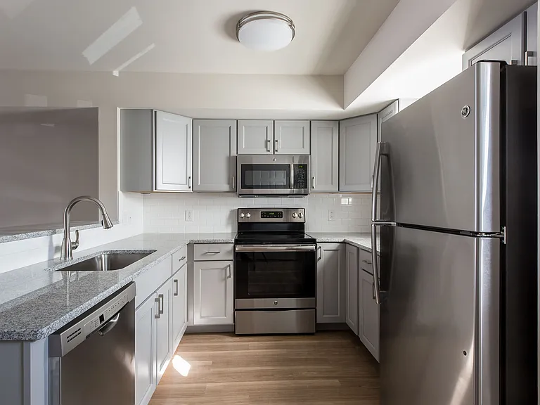 200 East Avenue Apartments and Townhomes — Photo 13