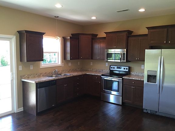 4th image of 140 Hickory Ct