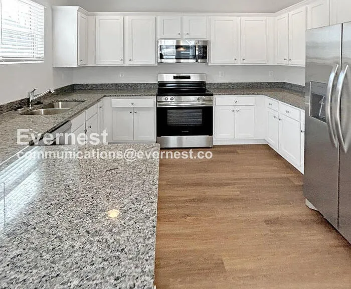 233 W Grover St — Photo 5