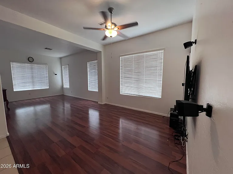 218 E Sunburst Ln — Photo 5
