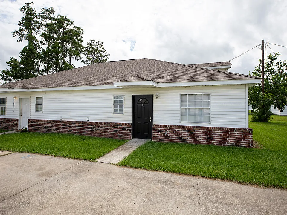 3 bed, 2.0 bath, 1100 sqft, $995