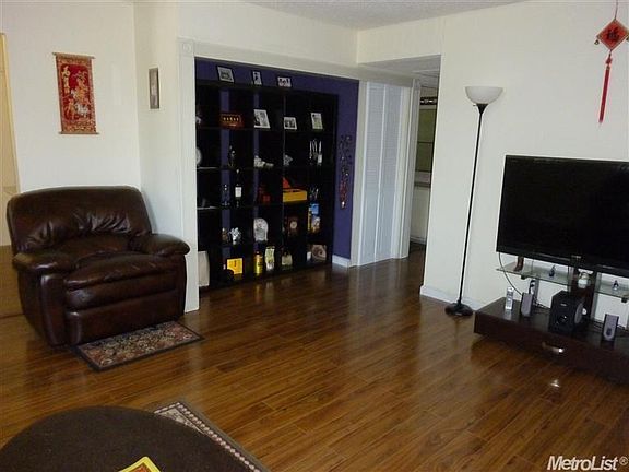 3rd image of 2749 Meadowvale Ave