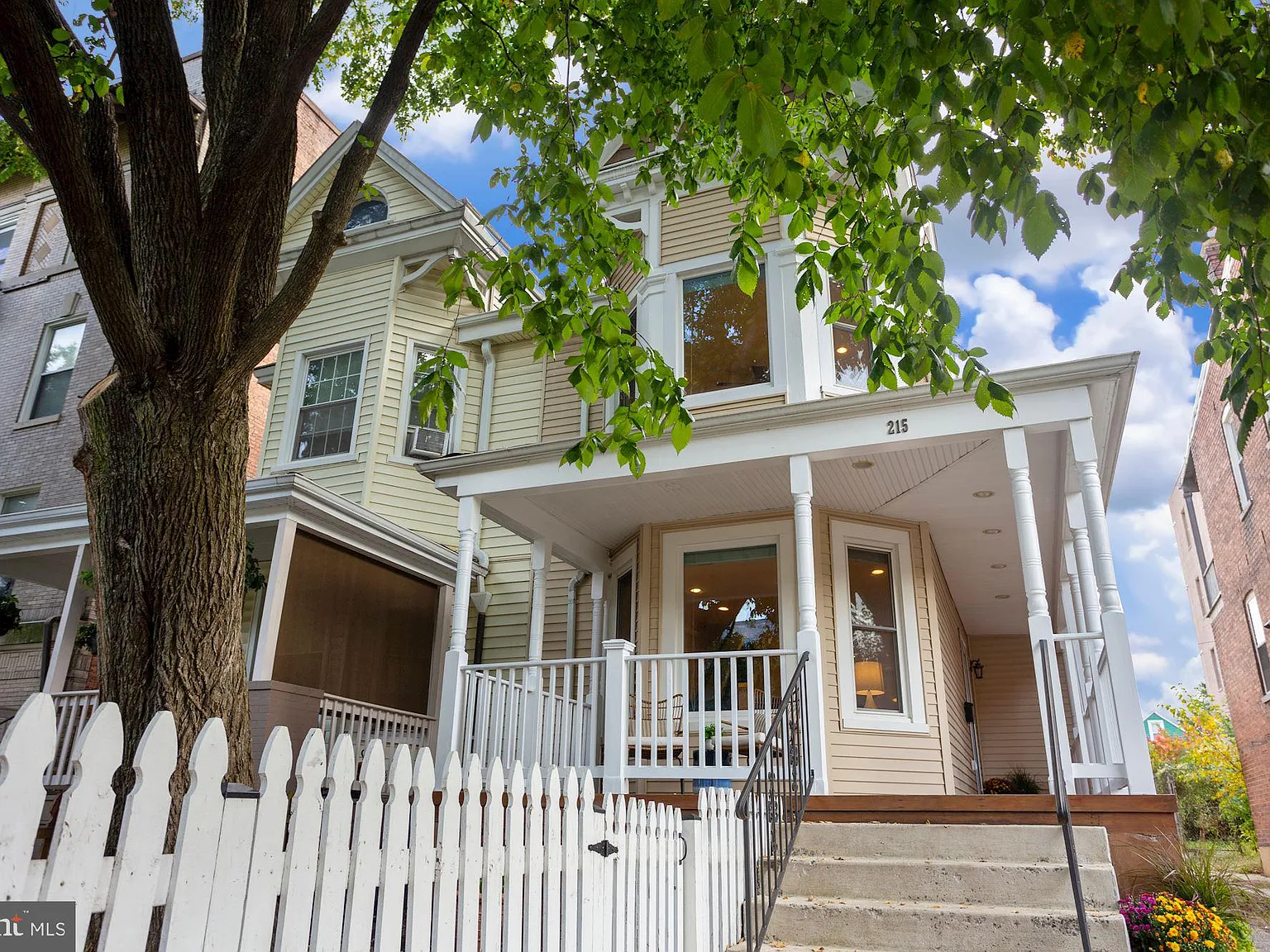 3 bed, 5.0 bath, 2074 sqft, $4,500 — Photo 1