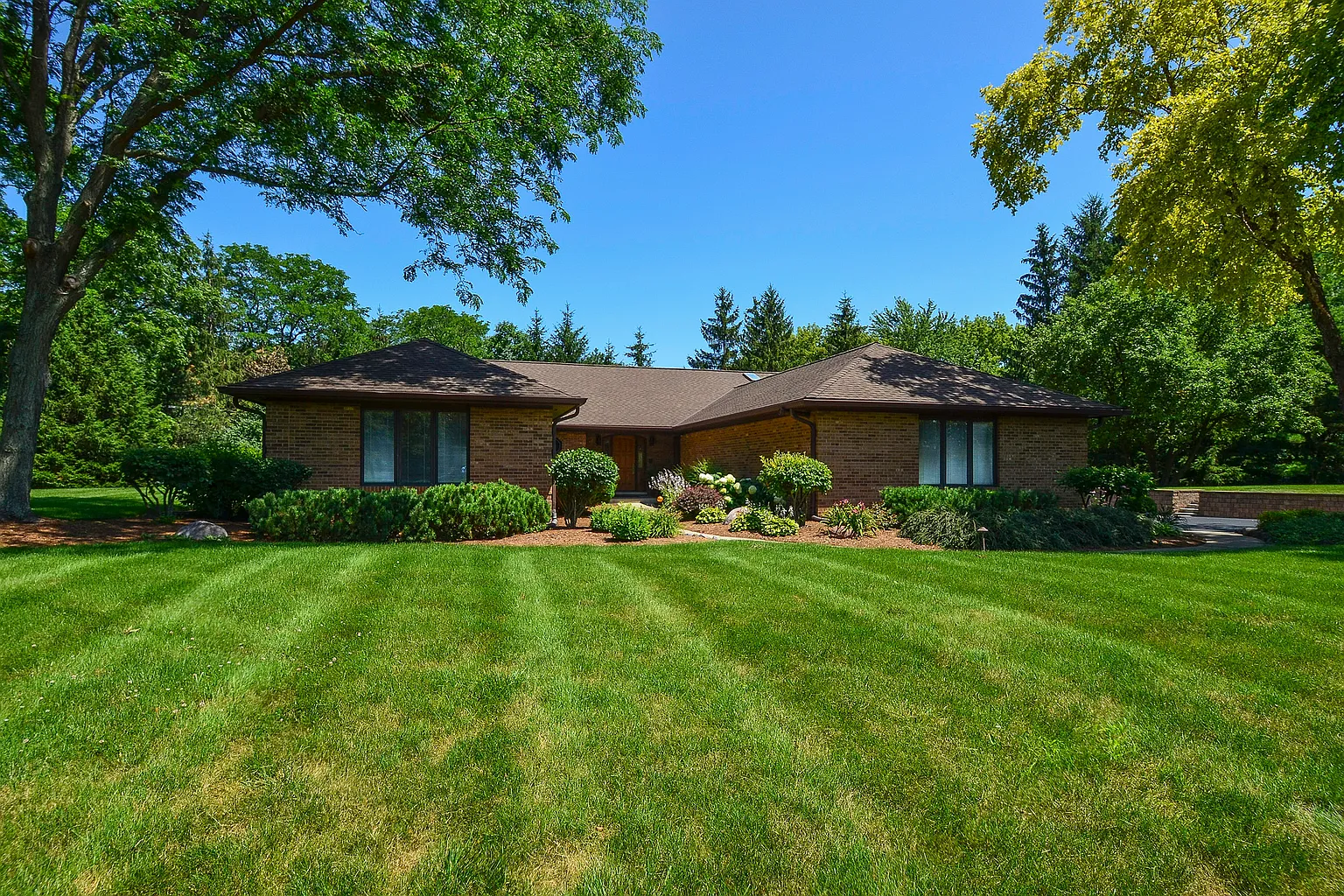 385 Country Oak Ln photo 1