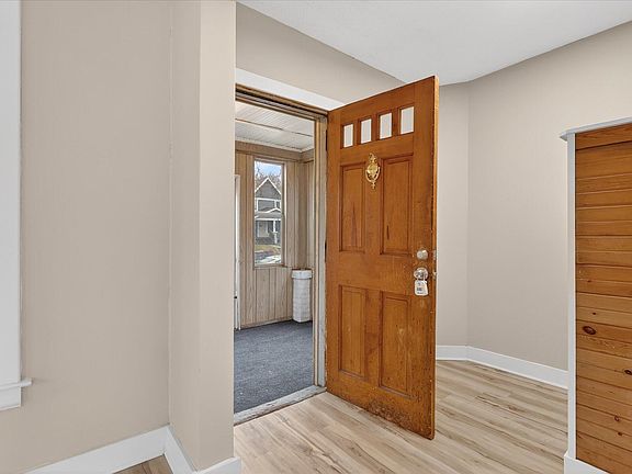 4th image of 947 Crescent St NE