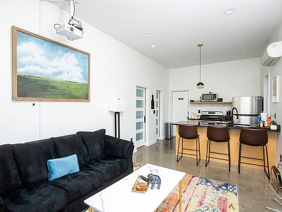 4th image of 742 Bellaire Ave #101