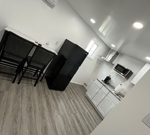3rd image of 14010 Charlemagne Ave #1