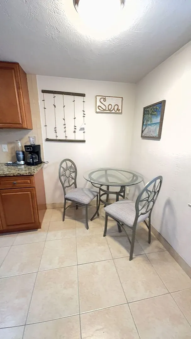 Fully Furnished One Bedroom Long Term Beach Apartment for Rent — Photo 3