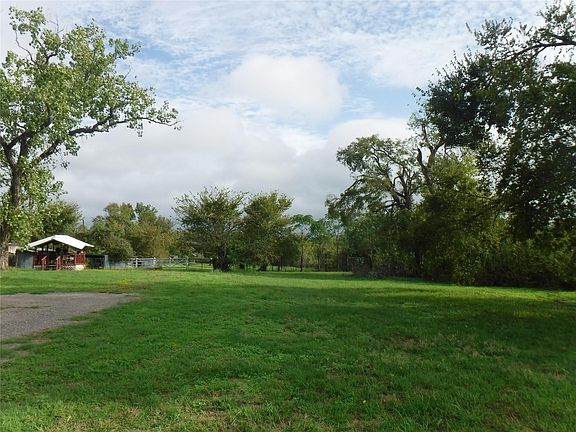 5th image of 524 Old McDade Rd