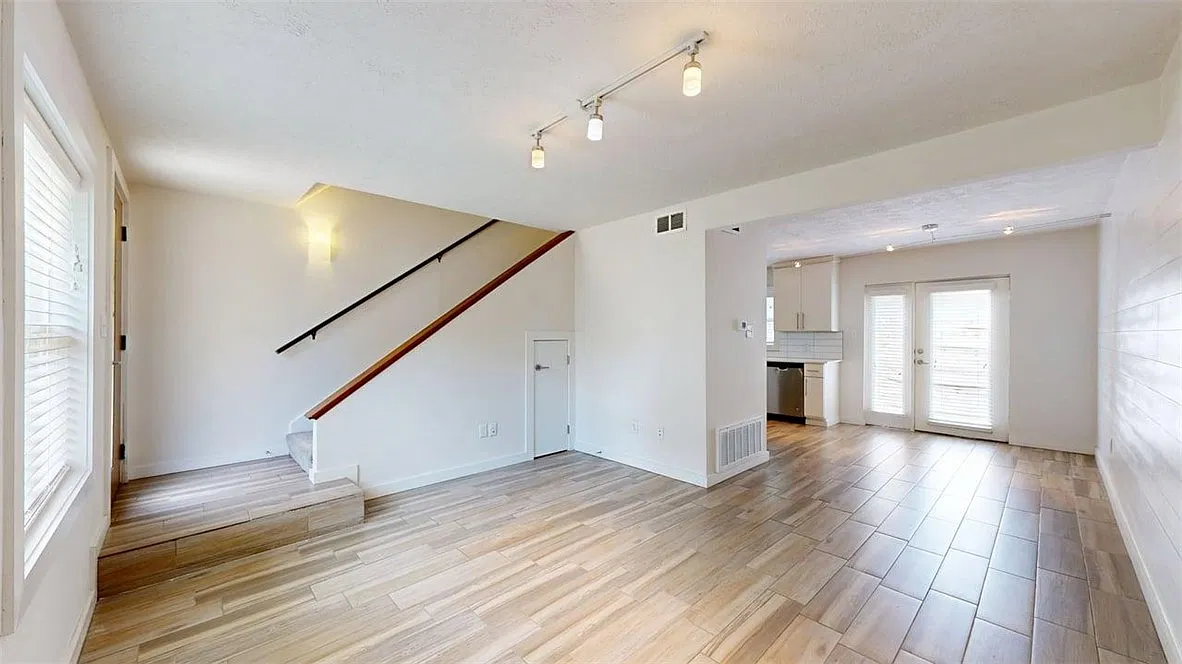 1 bed, 1.0 bath, 910 sqft, $1,300 — Photo 2