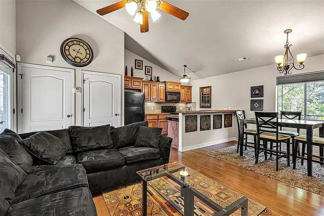 2 bed, 980 sqft, $1,100 — Photo 1