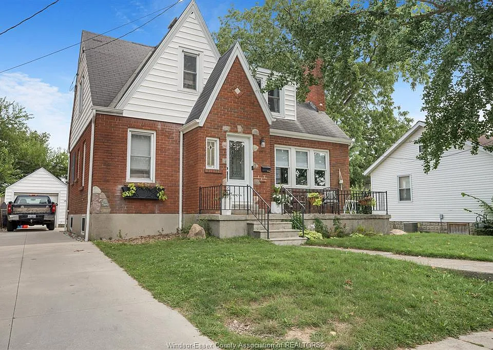 11 College St