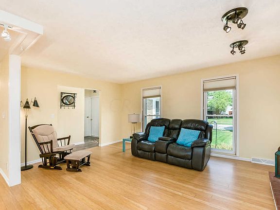 4th image of 527 Surrey Ln