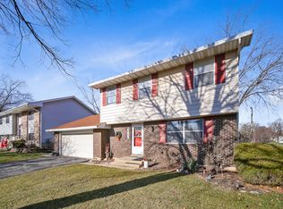 432 Fernwood Dr, Westmont, IL 60559