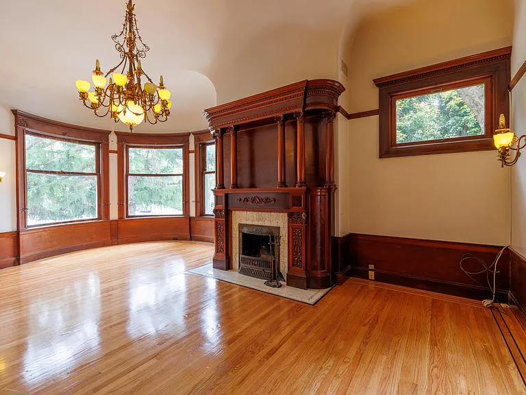 2398 Broadway St — Photo 49