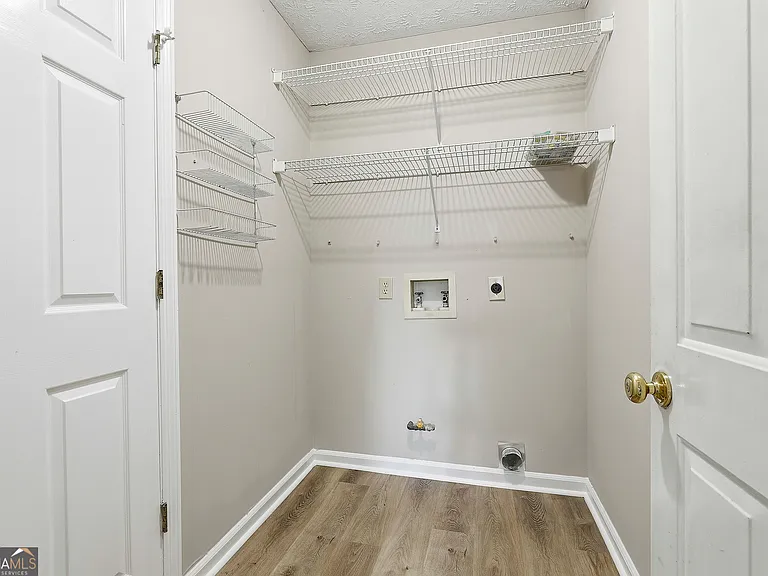518 Longwood Ln — Photo 12