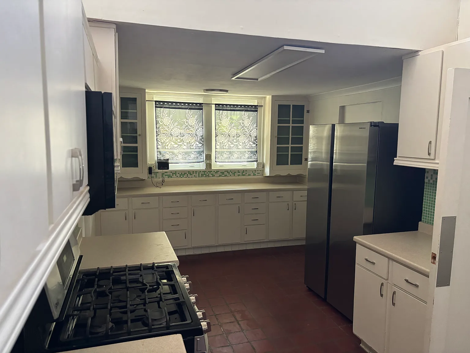 3 bed, 950 sqft, $2,200 — Photo 3