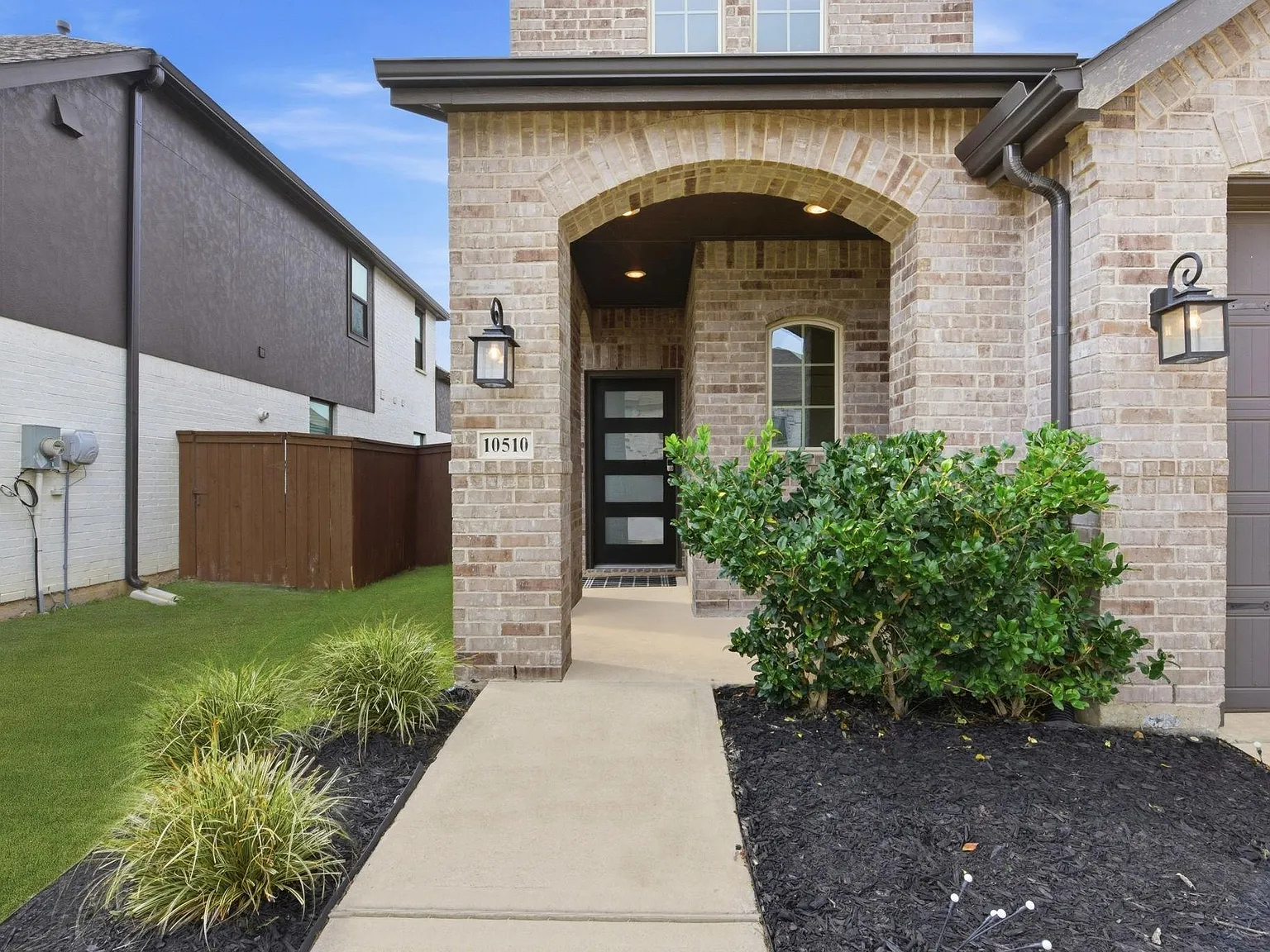 4 bed, 2.5 bath, 2356 sqft, $3,000 — Photo 4
