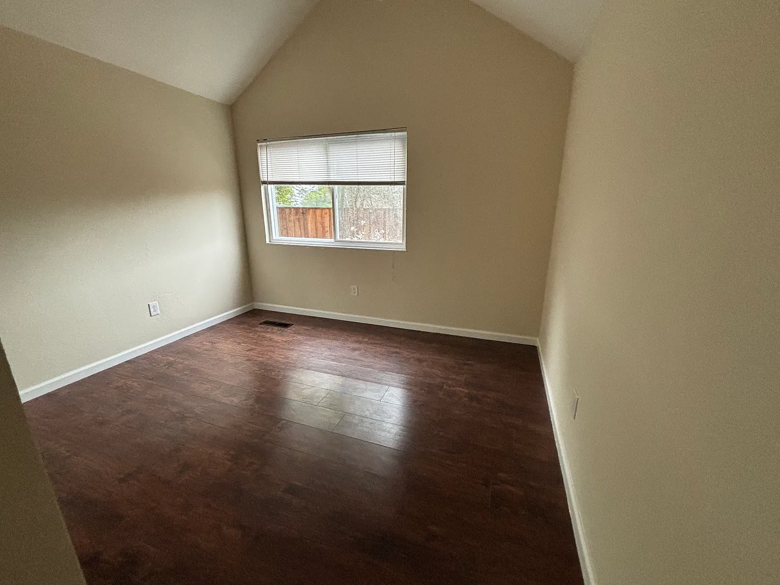 4 bed, 1745 sqft, $4,400 — Photo 3
