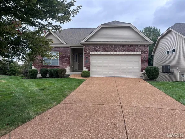 1216 Emerald Gardens Dr, Saint Peters, MO 63376