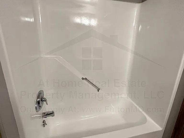 103 E 10th St #13 — Photo 10