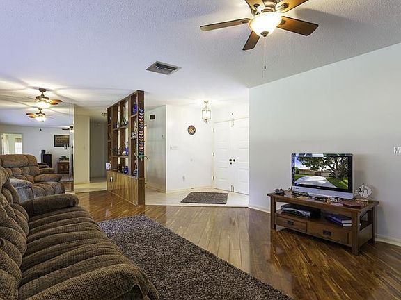 3rd image of 402 Oak Hill Dr
