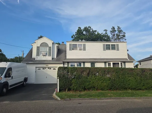 30 Evergreen Ave, Huntington Station, NY 11746