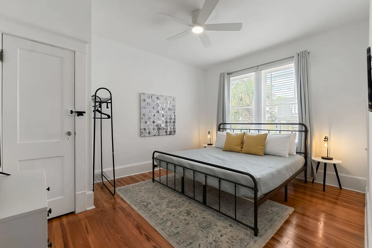 2 bed, 1.0 bath, 1496 sqft, $3,018 — Photo 2