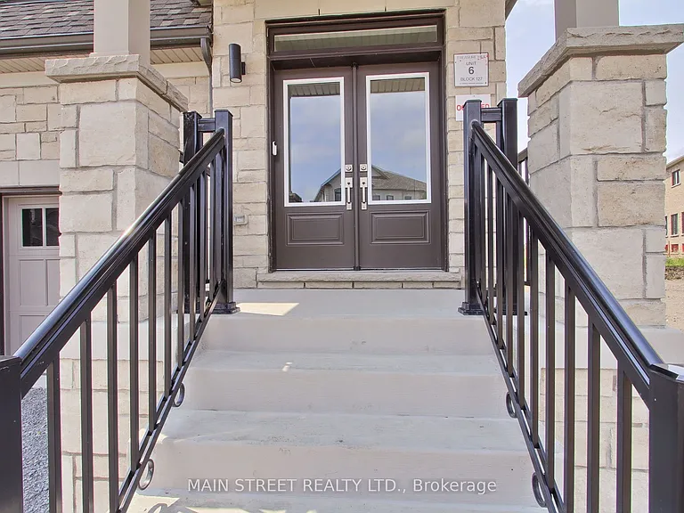 12 Donald Ingram Cres — Photo 4