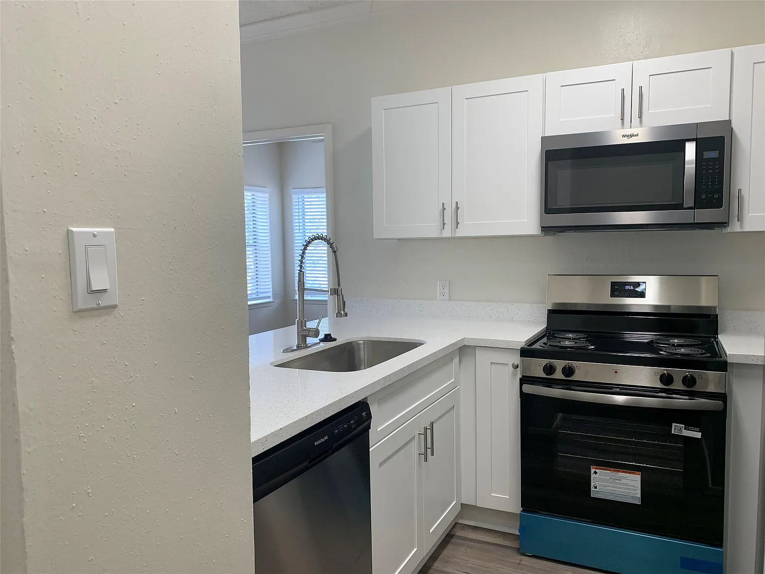 2 bed, 2.0 bath, 998 sqft, $1,700 — Photo 3