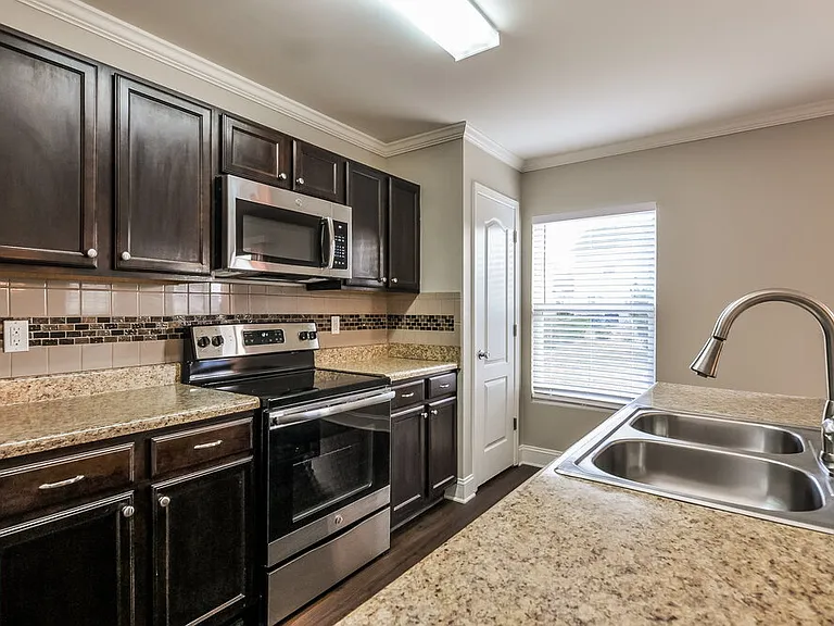 535 Kerriann Ln — Photo 5
