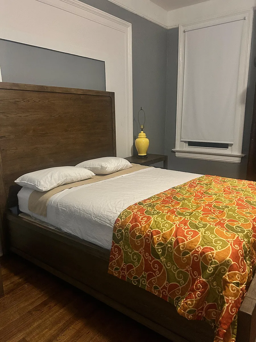 Queen bedroom - Crawford Ave