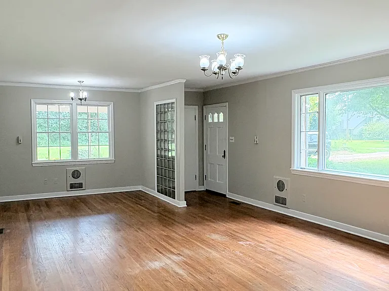 1573 Three Springs Rd — Photo 5