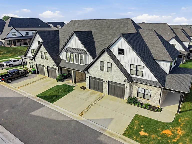 1020 Easton Ct — Photo 3