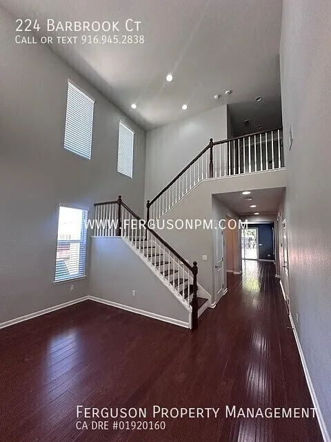 Gorgeous Four Bedroom Home in Westpark — Photo 3
