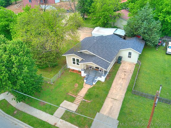 3rd image of 615 W Bryan Ave