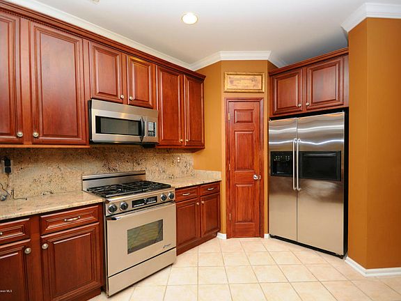 4th image of 5 Bedminster Ln