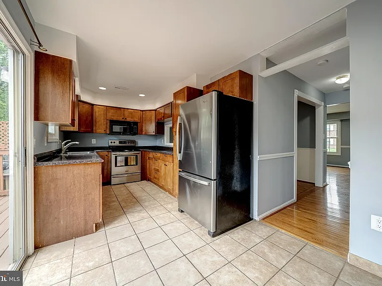 8593 Burlington Ct — Photo 11