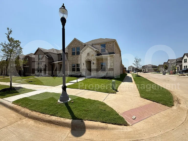 2724 Mexia Ln — Photo 2