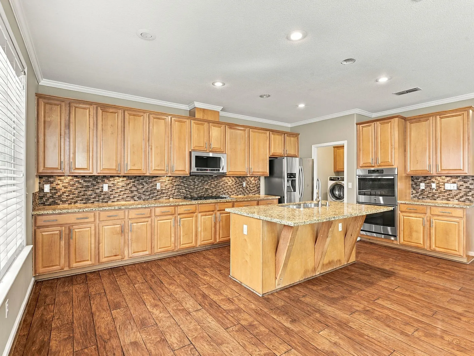 4 bed, 2023 sqft, $5,000 — Photo 4